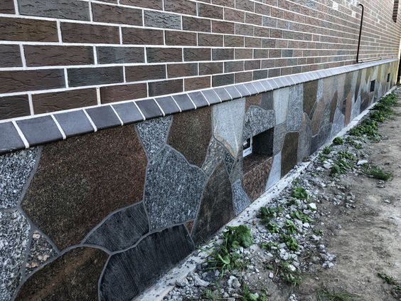 цоколь дома камень