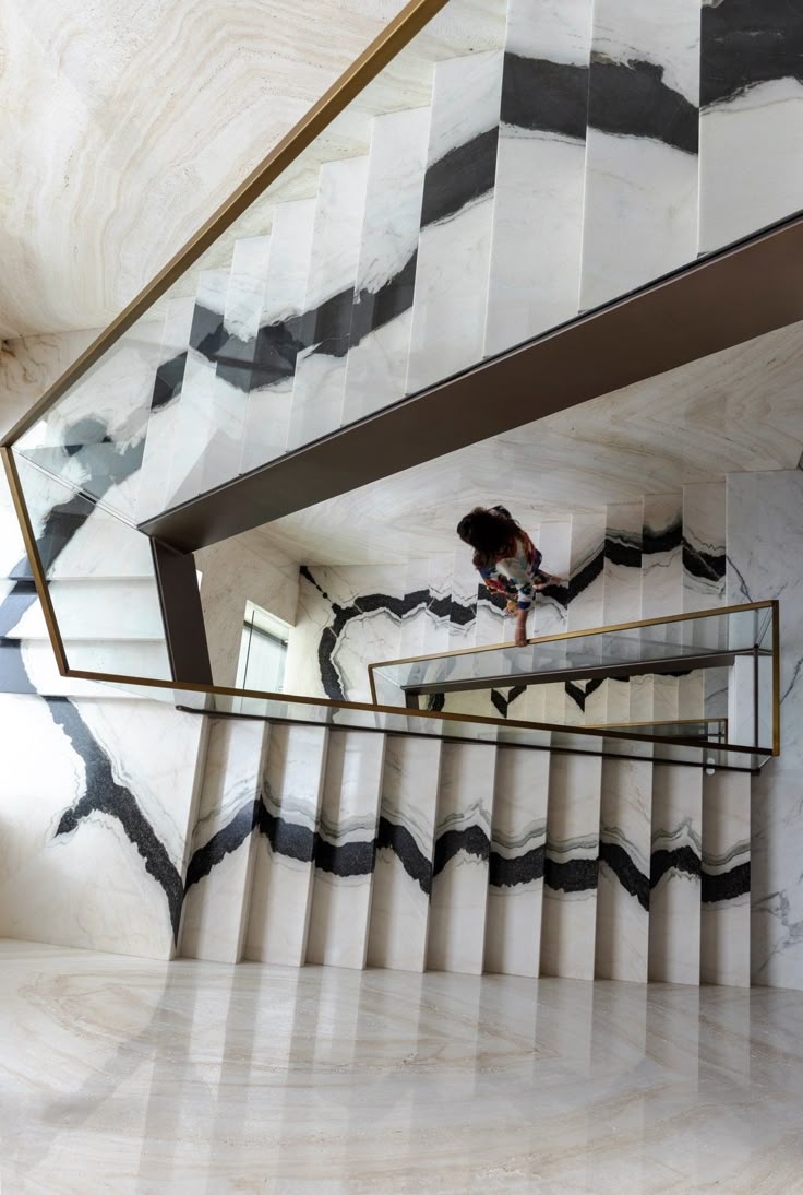 лестница из мрамора