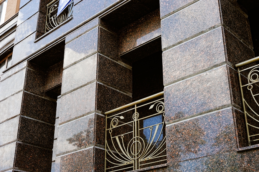 монтаж гранита